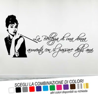 Adesivo Murale LA BELLEZZA DI UNA DONNA AUMENTA CON IL PASSARE DEGLI ANNI (Audrey Hepburn) - tarasartigrafiche