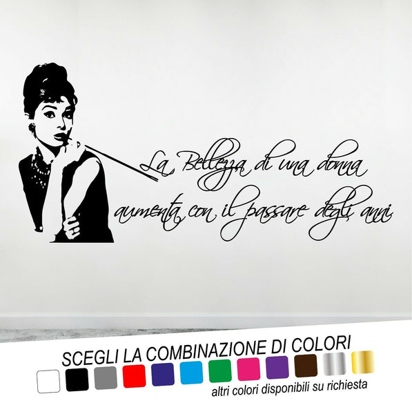 Adesivo Murale LA BELLEZZA DI UNA DONNA AUMENTA CON IL PASSARE DEGLI ANNI (Audrey Hepburn) - tarasartigrafiche