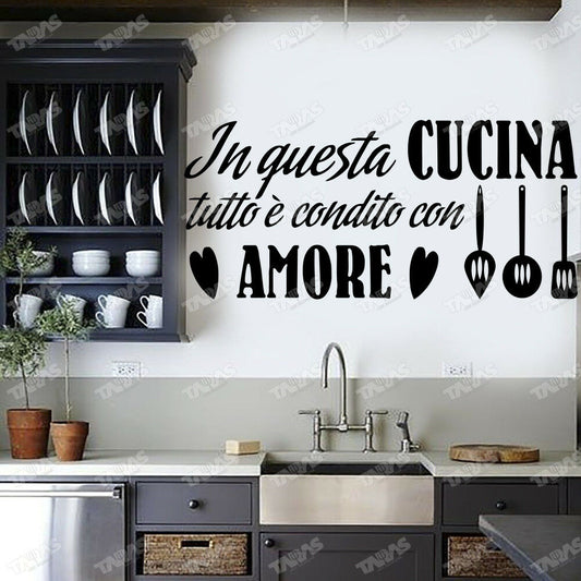 Adesivo Murale IN QUESTA CUCINA TUTTO È CONDITO CON AMORE - tarasartigrafiche